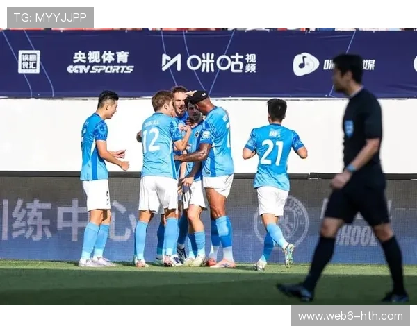 深圳新鹏城与成都蓉城赛前，两队球迷有序互动